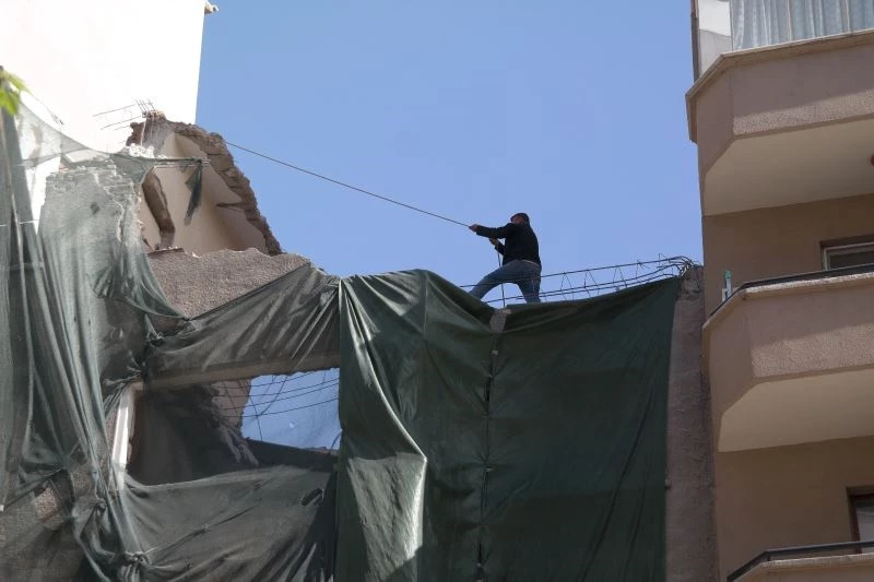 Bina yıkımında canlarını hiçe saydılar
