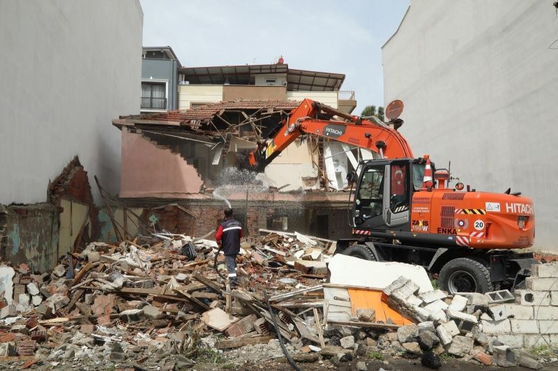 Gaziemir’de riskli yapılar yıkılıyor
