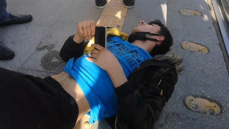 Kazada acısını unuttu ekranı kırılan telefonuna üzüldü
