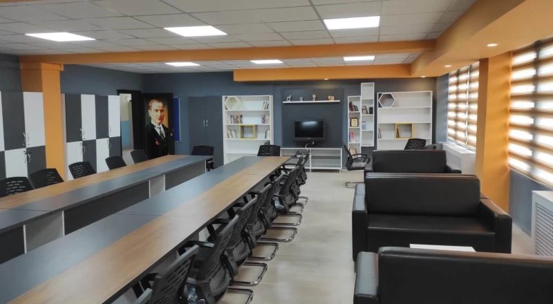 İl Milli Eğitim Müdürü Tekin söz vermişti, yeni öğretmenler odasını yaptırdı
