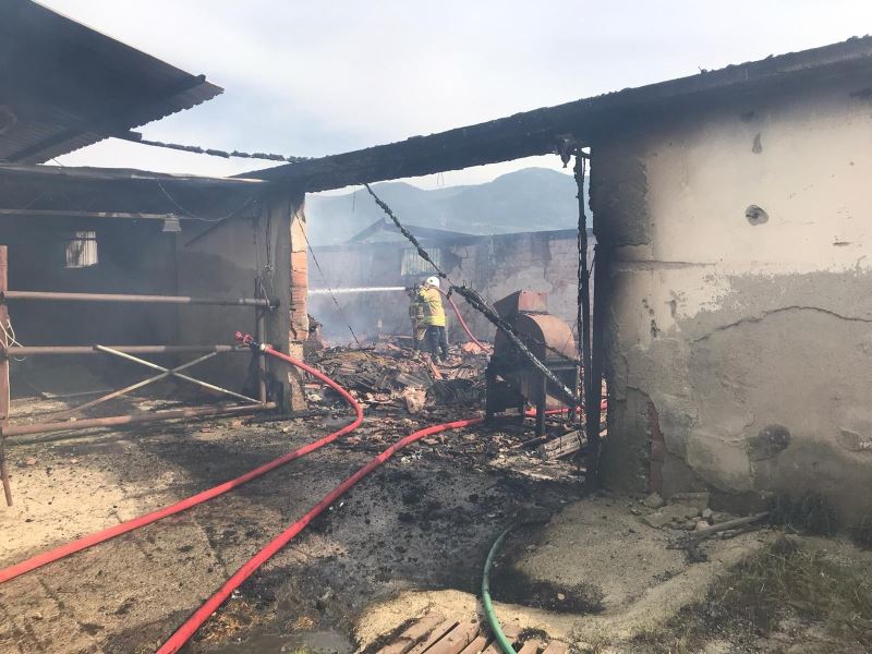 İzmir’deki hayvan çiftliğinde korkutan yangın
