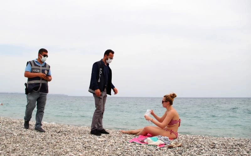 Antalya polisinden sahildeki turistlere de sıkı denetim
