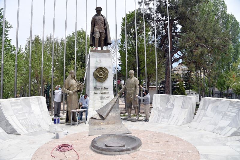 Atatürk Anıtı ve Gülcü İsmail Efendi heykelinde bakım yapılıyor
