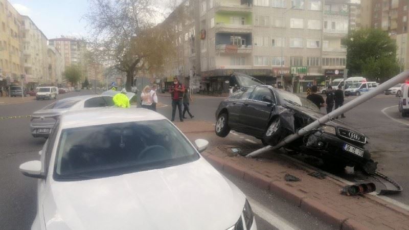 Kayseri’de 3 kişinin yaralandığı feci kaza güvenlik kamerasında
