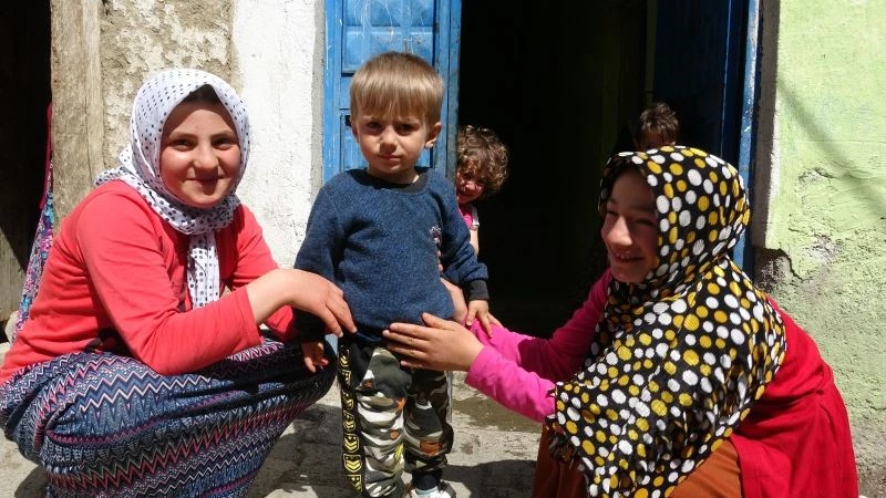 Ablası, kaybolduktan 22 sonra bulunan afacana gözü gibi bakıyor
