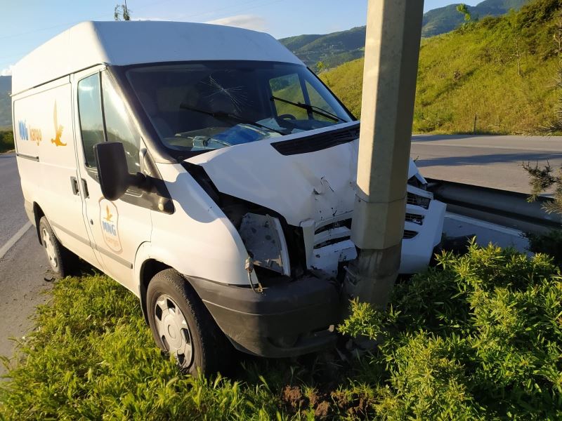 Samsun’da minibüs aydınlatma direğine çarptı: 1 yaralı
