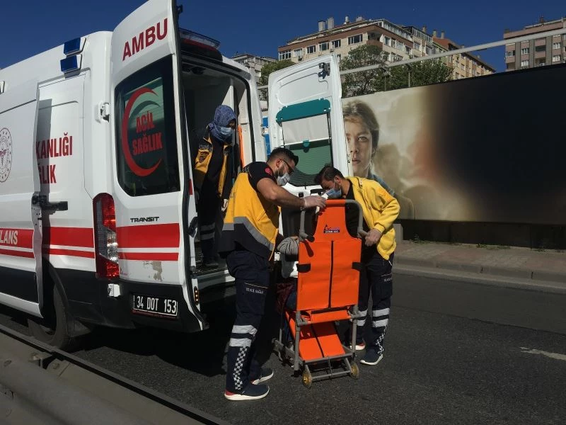 Tekerleği patlayan araca çarptı: 2 yaralı
