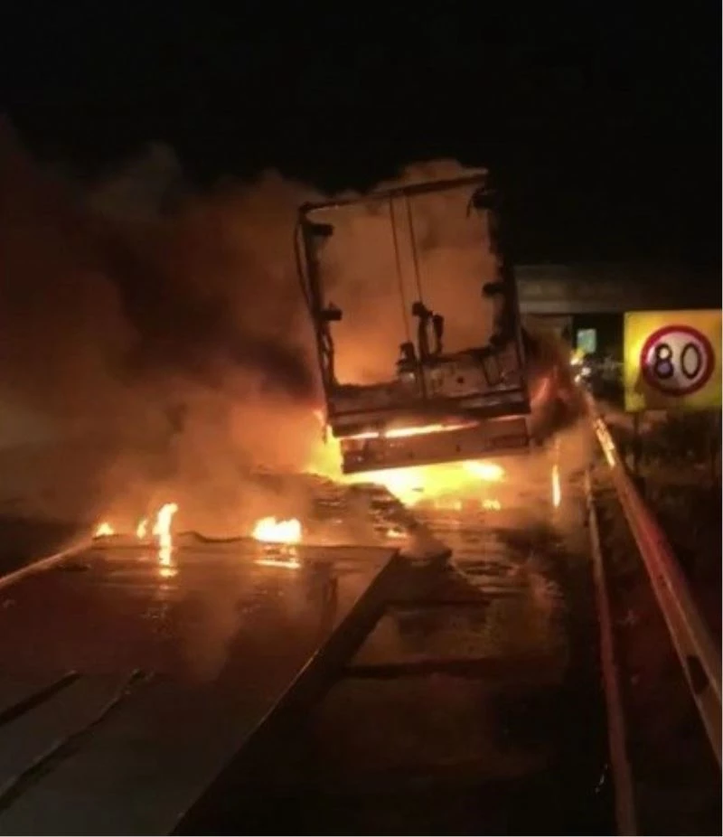 Köpük tabak yüklü TIR’ın dorsesi alev alev yandı
