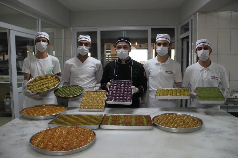 Tam 3 bin 500 tepsi sipariş var, yetiştiremiyorlar
