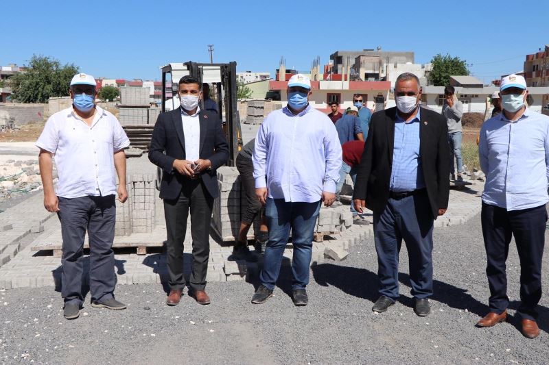 Viranşehir’de kilitli parke taşı çalışmaları devam ediyor
