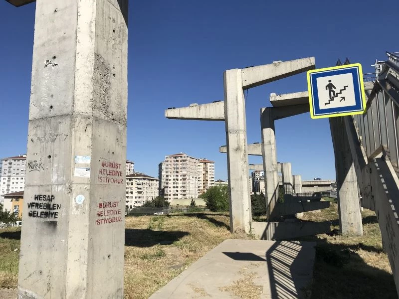 (Özel) İstanbul’da engelli rampası olmayan üst geçit için “Dürüst belediye istiyoruz” tepkisi
