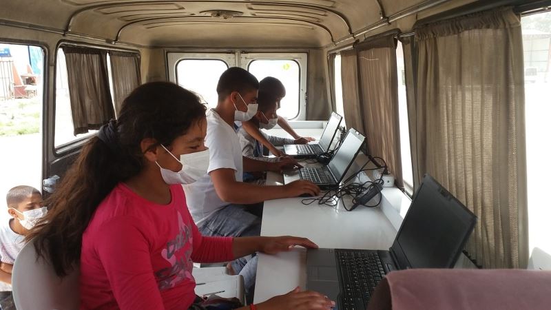 Tarım işçilerinin çocukları EBA Mobil Destek aracıyla eğitimlerini sürdürüyor
