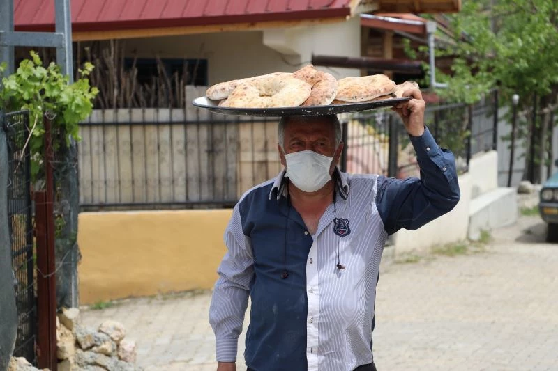 Örnek muhtar: Tam kapanmada köylünün eli ayağı oldu
