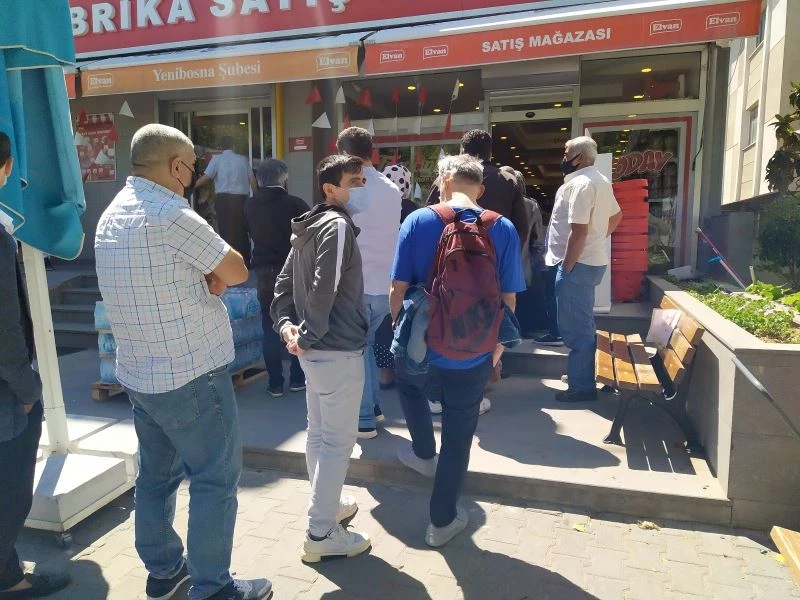 Kısıtlamaya rağmen bayram öncesi çikolata ve şeker kuyruğu
