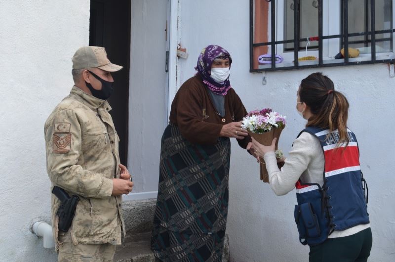 Ardahan’da Jandarma Şehit Annelerini unutmadı
