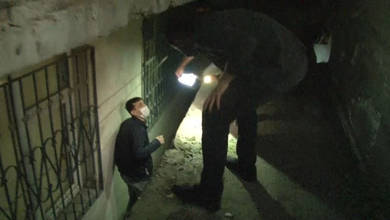 (ÖZEL) Bağcılar’da kumar baskın: Polisten kaçmak için kömürlüğe saklandı
