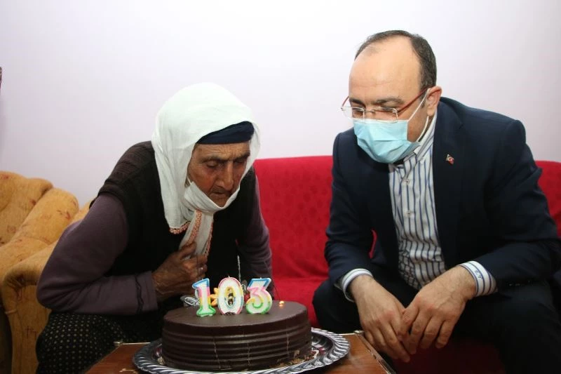 Şahine nine 103 yaşına girdi, ilk defa doğum günü kutladı, ilk defa vali gördü
