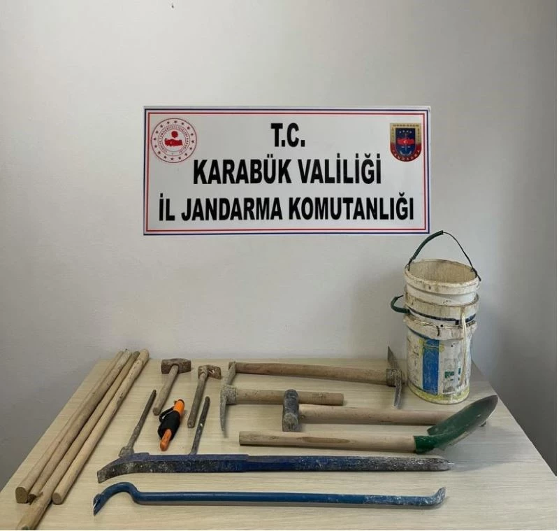 Kısıtlamayı fırsat bilip define ararken yakalandılar
