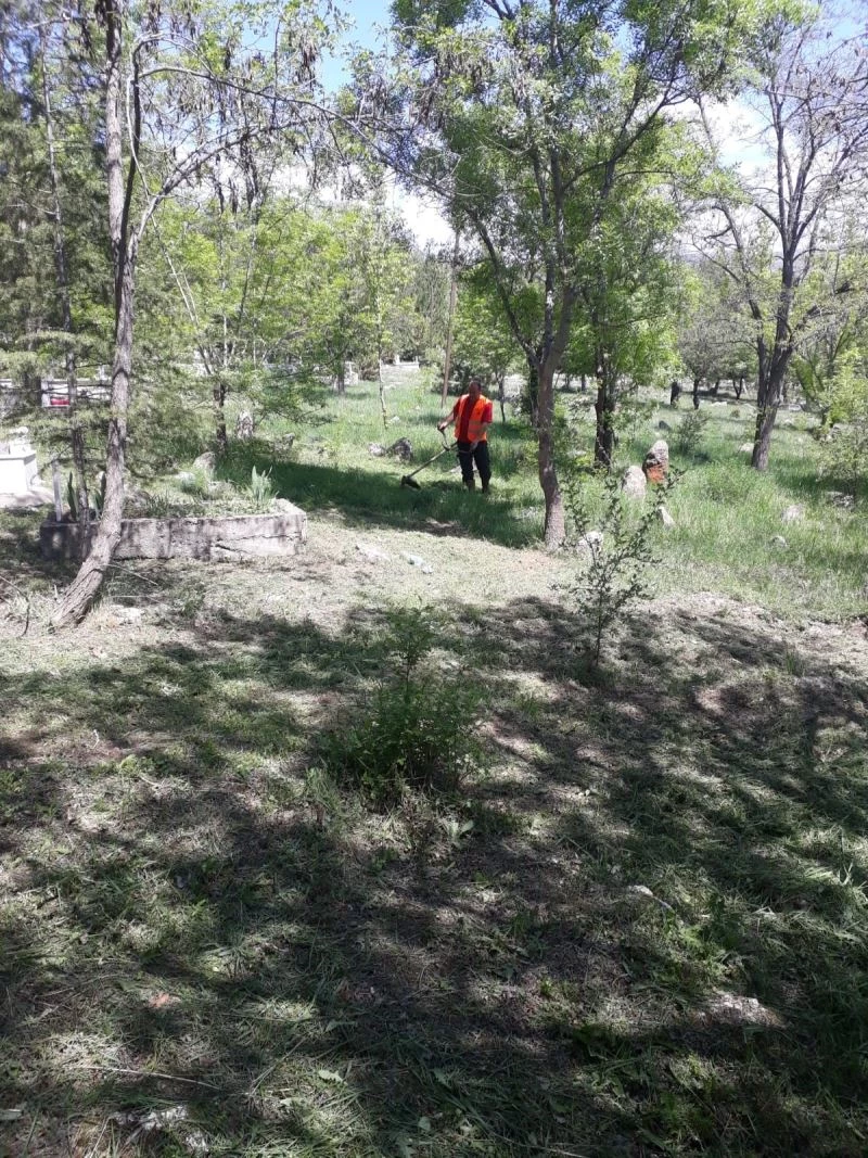 Bayat Belediyesi ilçedeki mezarlıkları bakıma aldı
