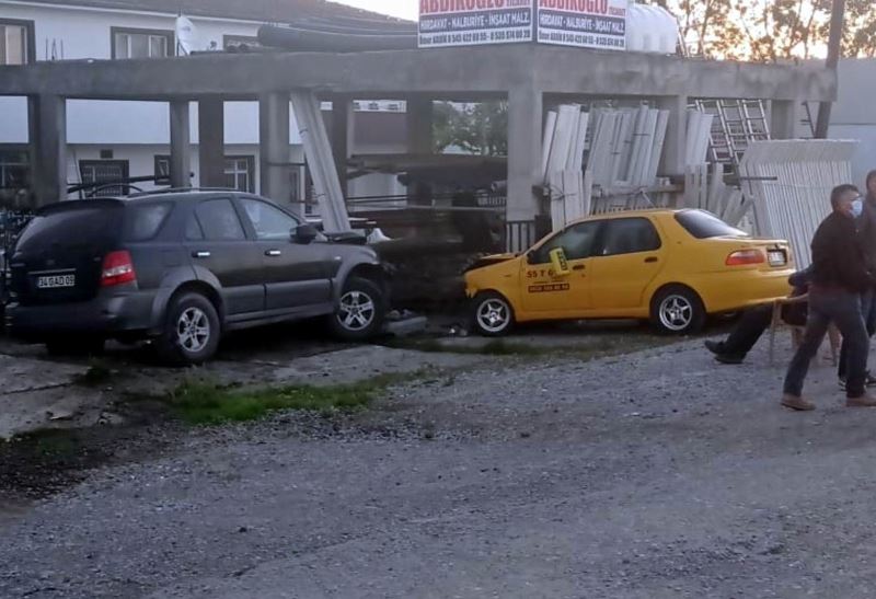 Yoldan çıkan cip duraktaki iki taksiye çarptı: 1 yaralı
