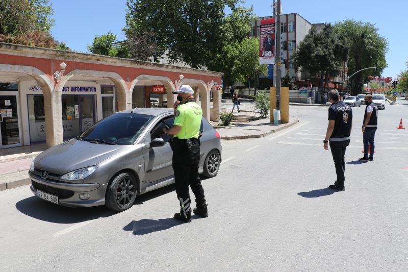 Edirne’de ‘tam kapanma’ denetimleri devam ediyor
