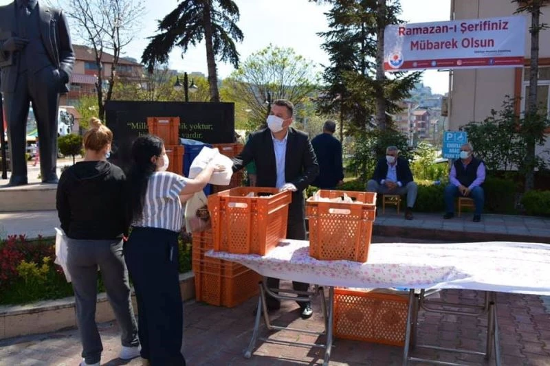 Gülüç’te vatandaşlara pide dağıtıldı
