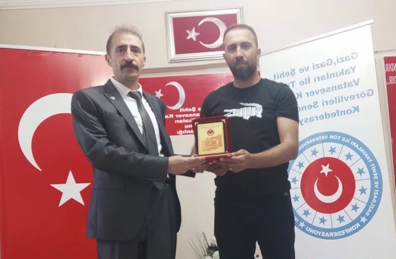Şehit Gazi Sendikası Konfederasyonundan İHA’ya plaket
