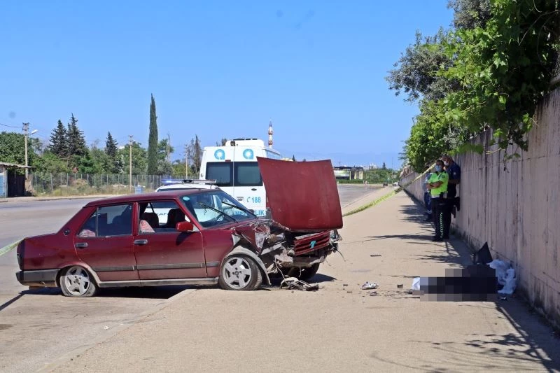 Ecel, kaldırımdaki duvarın gölgesinde otururken yakaladı
