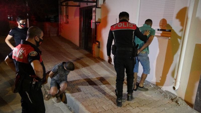 Antalya’da polisin ‘dur’ ihtarına uymayan gençler ortalığı birbirine kattı
