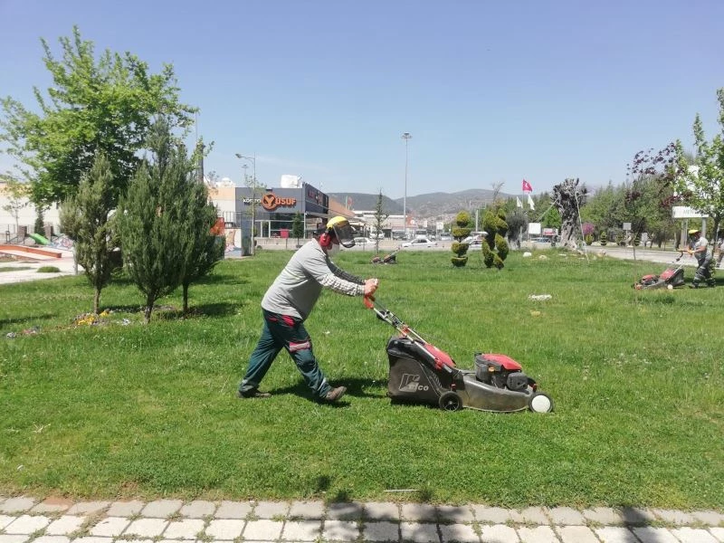 Tam kapanmada Menteşe’yi güzelleştiriyorlar
