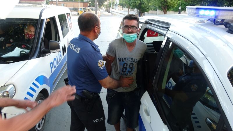 (Özel) Maske takmamakta direnen turist gözaltına alındı
