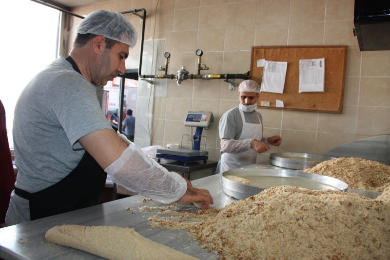 Diyarbakır’da tatlıcıların bayram mesaisi başladı: 50 bin kilogram tatlı üretildi
