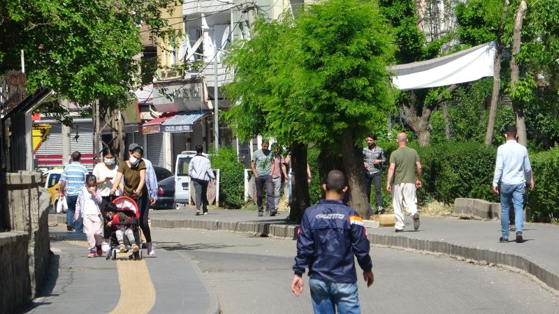 Diyarbakır’da tam kapanmaya rağmen vatandaşlar sokakları doldurdu

