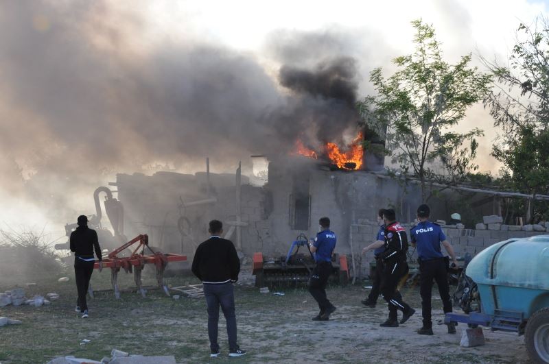 Karaman’da evlerinin aşenesi yanan anne ile oğlu gözyaşlarına hakim olamadı

