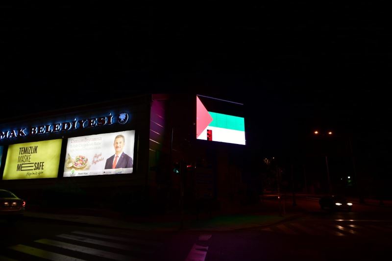 Mamak’ta led ekranlara Filistin Bayrağı yansıtıldı
