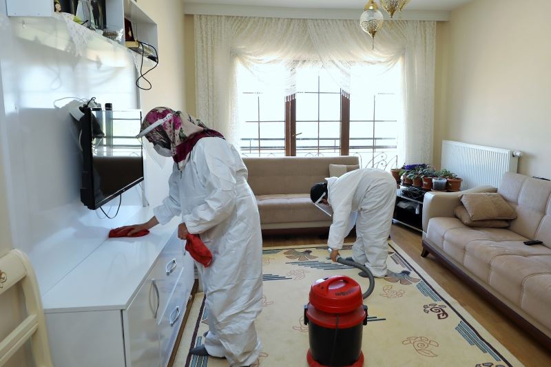 Şehitkamil belediyesi 65 yaş üstü vatandaşların evlerini temizlemeye devam ediyor

