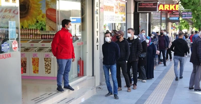 Tam kapanmada kuruyemiş kuyruğu
