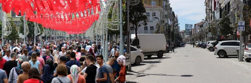 Bayram öncesi insan selinin oluştuğu o cadde boş kaldı
