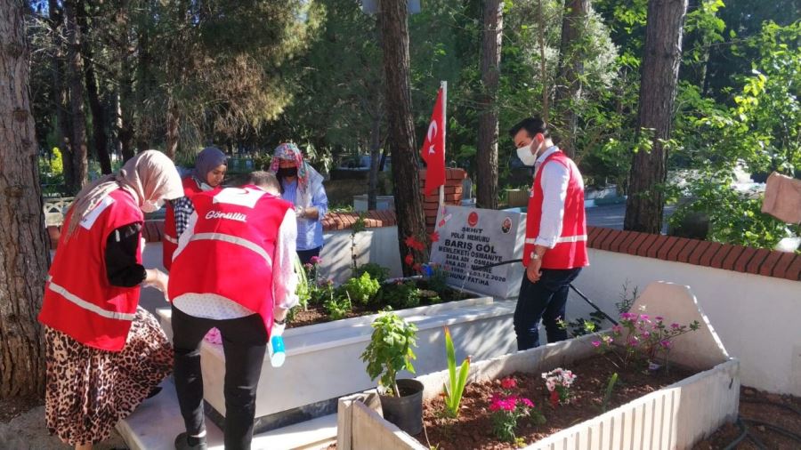 Genç Kızılay gönüllüleri, şehit kabirlerinin bakımını yaptı.