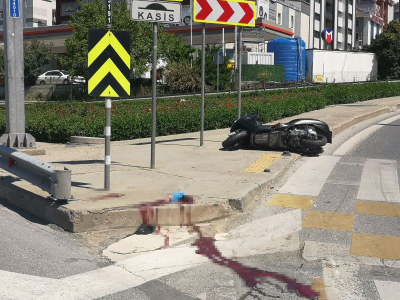 (Özel) Bostancı’da kasksız motosiklet sürücüsü kazada öldü
