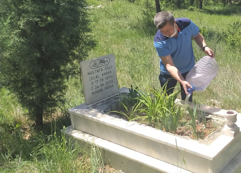 Oğullarının mezarına su dökmek için yardım istedikleri polis bakın ne yaptı

