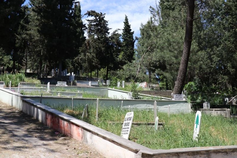 Tam kapanmada mezarlıklar bayram öncesi boş kaldı
