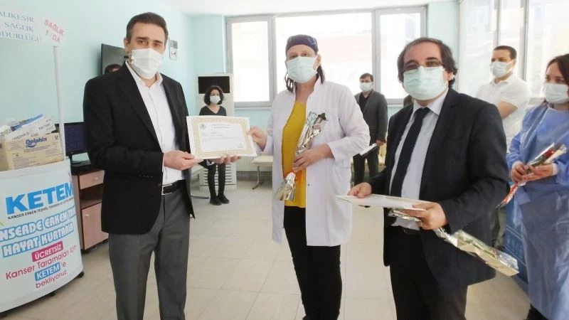 Burhaniye’de Kaymakam Memiş hemşirelere teşekkür belgesi ve gül verdi
