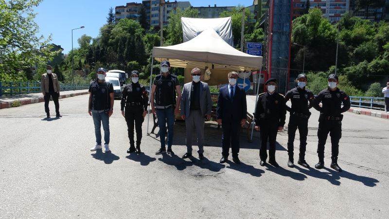 Vali Gürel, kontrol noktalarındaki polislerin bayramını kutlayarak, halkı uyardı
