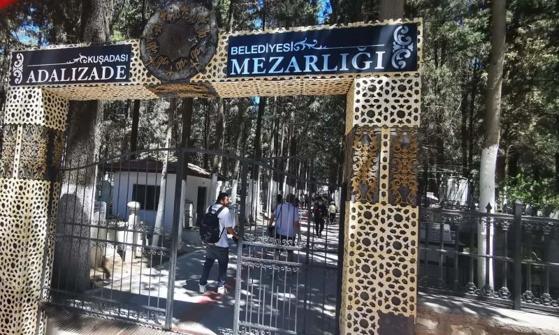 Kuşadası’nda şehitlikler boş kalmadı
