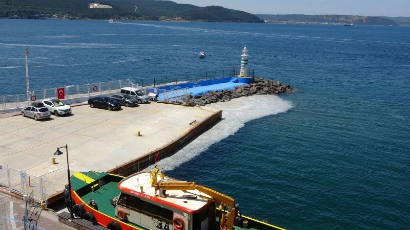 Çanakkale Boğazı’ndaki deniz salyaları şiddetli poyrazla birlikte kısmen dağıldı
