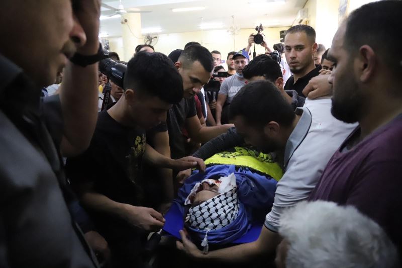İsrail tarafından öldürülen Filistinli genç toprağa verildi
