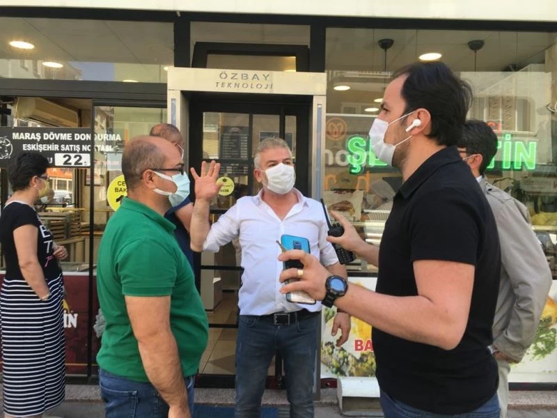 Baklava kuyruğunda işletme sahibi ile polis arasında gergin anlar
