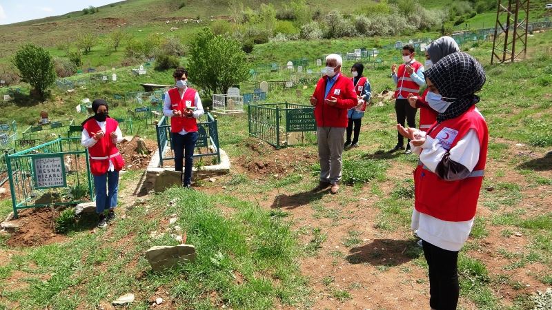 Kızılay gönüllüleri Kabristanlarda temizlik yapıp, gül bıraktı
