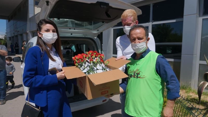 Hemşirelere karanfil verildi
